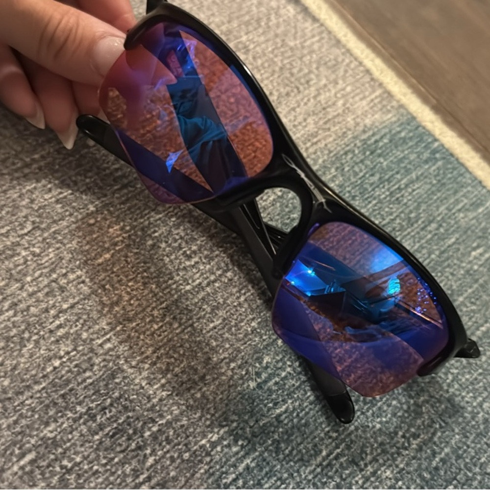 Oakley - Picture 3 of 3